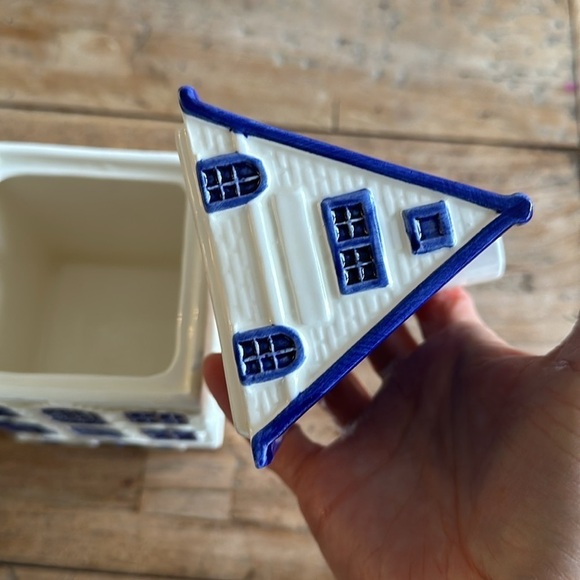 Blue Delft hand painted jar with lid - Picture 8 of 13